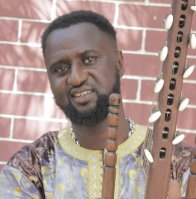 Jali Bakary Konteh performing with kora