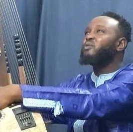 Mafu Conteh playing a kora
